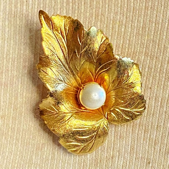 Sarah Coventry Gold Tone Leaf Brooch Central Faux Pearl - Picture 1 of 7